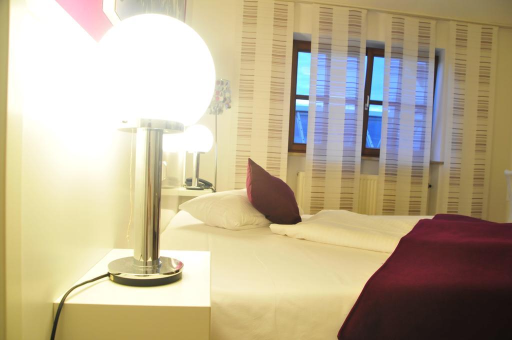 Hotel Zum Brunnen Friedberg  Δωμάτιο φωτογραφία